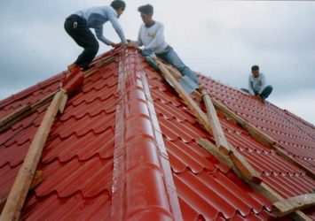 Как установить конек на крышу из металлочерепицы?