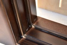 Как утеплить порог входной двери?