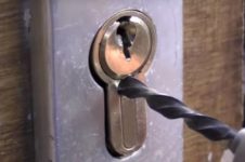 Как высверлить личинку замка входной двери?