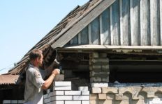 Как заменить крышу деревянного дома своими руками?