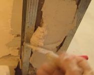 Как зашпаклевать дверной проем после установки двери?