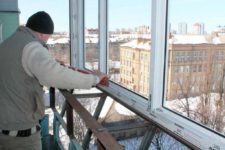 Как застеклить балкон своими руками?