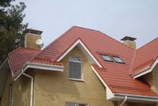 Какая крыша дешевле металлочерепица или мягкая кровля?