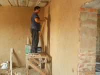 Каким раствором лучше штукатурить стены внутри дома?