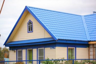 Какой сайдинг подходит к синей крыше?