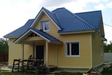 Какой сайдинг подходит к синей крыше?