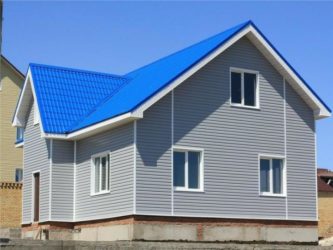 Какой сайдинг подходит к синей крыше?