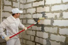 Какую грунтовку использовать перед штукатуркой стен?