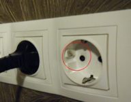 Коротит розетка что делать?