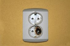 Коротит розетка что делать?