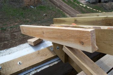 Крепление кобылок к стропилам