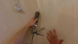 Отклеиваются обои на стыках что делать?