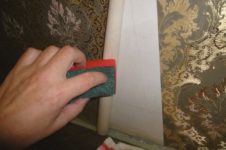 Отклеиваются обои на стыках что делать?