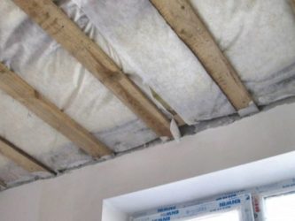 Пароизоляция потолка в доме с холодной крышей