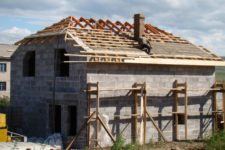 Полувальмовая крыша стропильная система