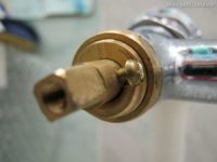 Прокручивается кран на смесителе что делать?