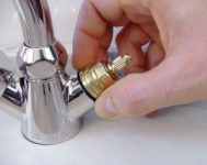 Прокручивается кран на смесителе что делать?
