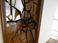 Разбили стекло в межкомнатной двери что делать?