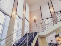 Шторы на высокое окно в лестничном пролете