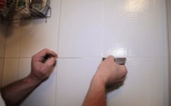 Швы в ванной почернели что делать?