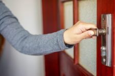 Скрипит дверь в комнате что делать?