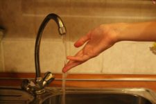 Слабый напор воды в кране что делать?