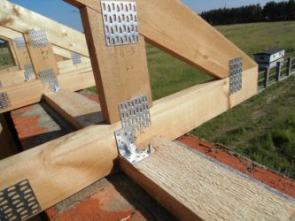 Способы крепления стропил к балкам двухскатной крыши