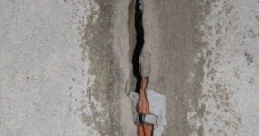 Трещина в стене панельного дома что делать?