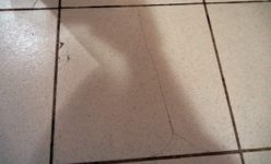 Треснула плитка на полу что делать?