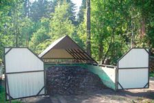 Углярка с откидной крышей своими руками