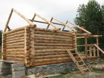 Установка стропил на срубе из кругляка