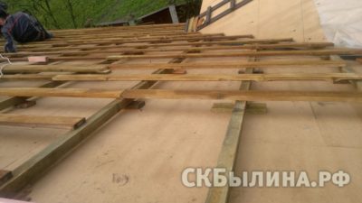 Выравнивание стропил в одну плоскость