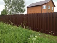 Заборы между соседними участками в частном секторе