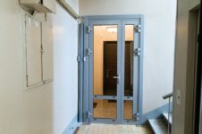 Законна ли установка тамбурной двери?